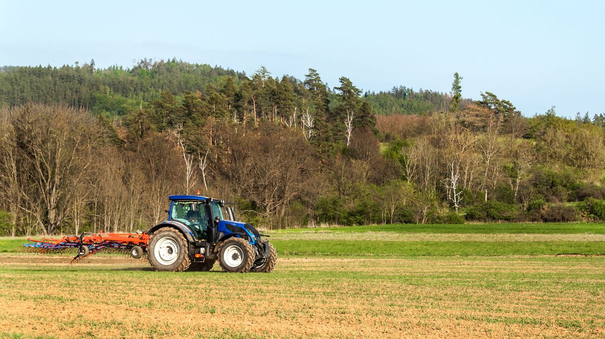 Promáčená pole komplikují na jižní Moravě podzimní polní práce
