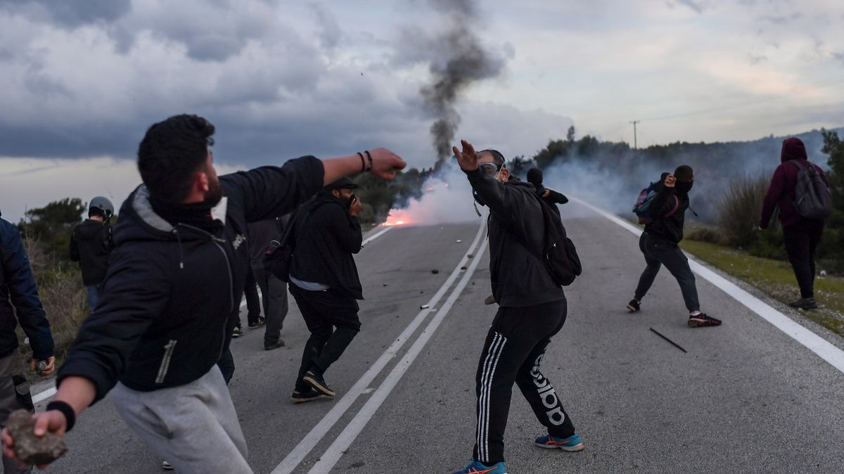 Obrazem: Násilné protesty na ostrově Lesbos proti novým střediskům pro migranty