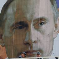 Čečenská policie před portrétem ruského prezidenta Vladimira Putina ve městě Groznyj, 2013.