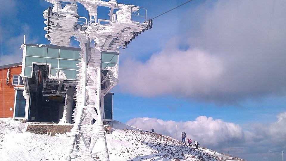 Silný vítr zastavil lanovku na Sněžku, túry horská služba nedoporučuje