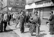 V Praze se rozhořelo 5.května 1945 povstání bojem o rozhlas. Dne 6.května zasáhli do bojů, proti německým jednotkám, příslušníci tzv. Vlasovovy armády (ROA). Předsunuté jednotky 1. ukrajinského frontu pronikly do Prahy časně ráno 9. května a zlikvidovaly poslední ohniska německého odporu. Po provolání České národní rady vyrostlo do 6. května ráno v pražských ulicích na 1600 barikád. Na sn. zásobování barikádníků v Jeseniově ulici.