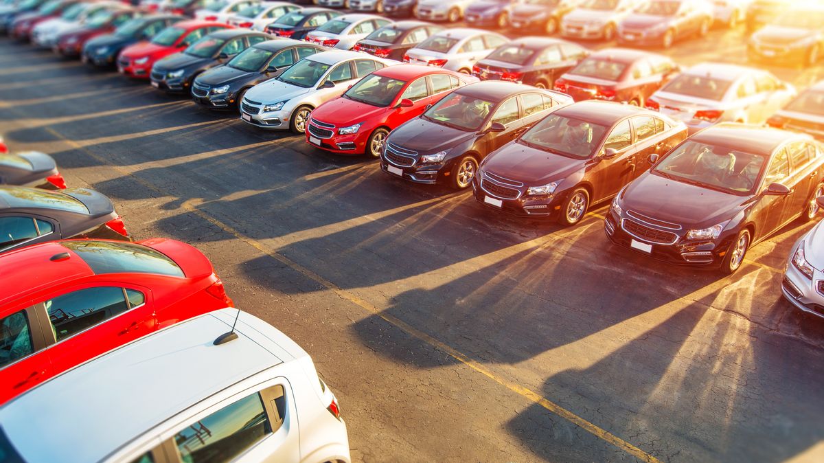 Po nadějném září prodej aut opět klesá. Za deset měsíců už o pětinu