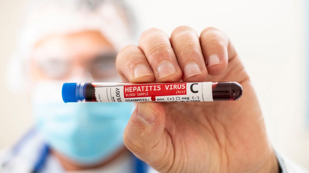 Hepatitida C se díky nim léta nešíří transfuzí, teď získali Nobelovu cenu