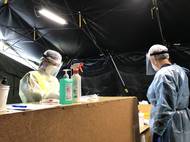 Směna ve stanech trvá s hodinovou pauzou na oběd deset hodin.