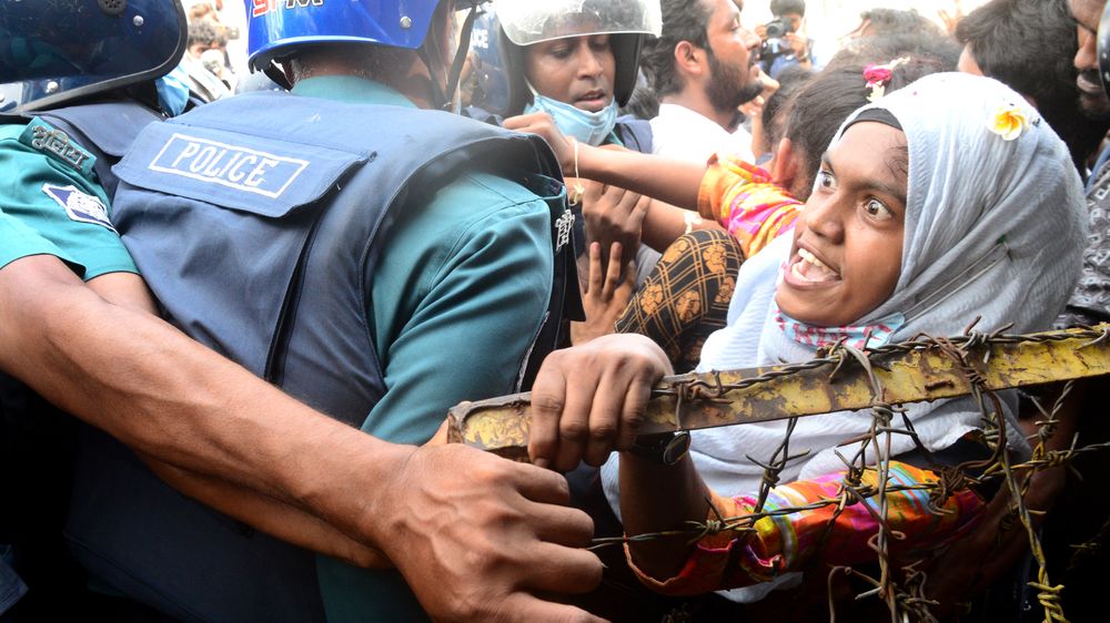 Fotky z Dháky: Už dost! Mladí v ulicích žádají smrt za zvěrstva na ženách