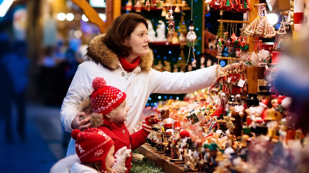 Na náměstí Svobody i Zelném trhu v Brně už svítí vánoční stromky