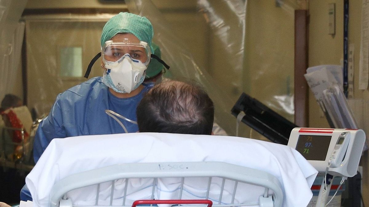 Kaple plná rakví a vyděšení pacienti: italští zdravotníci jsou na konci sil