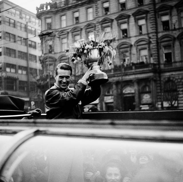 Před 70 lety – 6. a 7. října 1950 – ukončil komunistický režim kariéru první zlaté generace československých hokejistů. Ve vykonstruovaném procesu odsoudil dohromady 11 hráčů v souhrnu na 75 let vězení. (Na snímku legendární brankář Bóža Modrý po návratu z MS ve Stockholmu. Modrý vyfasoval nejvyšší trest.)