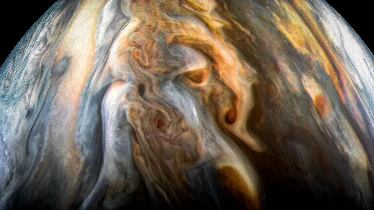 Fotky: Sonda Juno poslala nové snímky Jupiteru