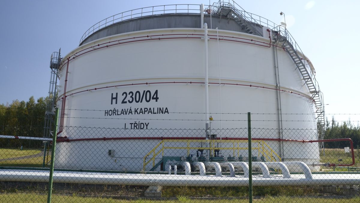 Čepro staví nádrže za miliardu. Uskladní tam benzin a naftu Němcům