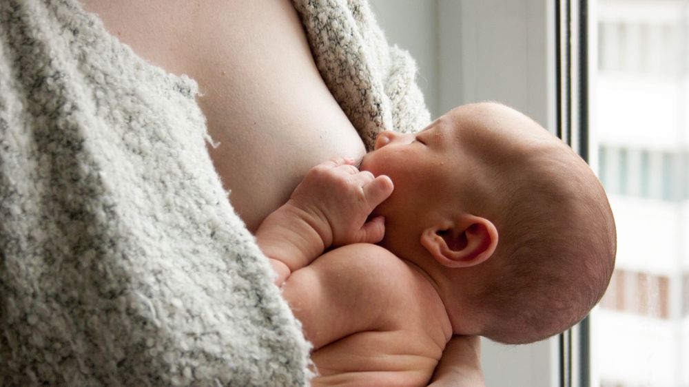 Mléko, umělá náhrada a střety zájmů. V Česku se rozhořela válka o kojení