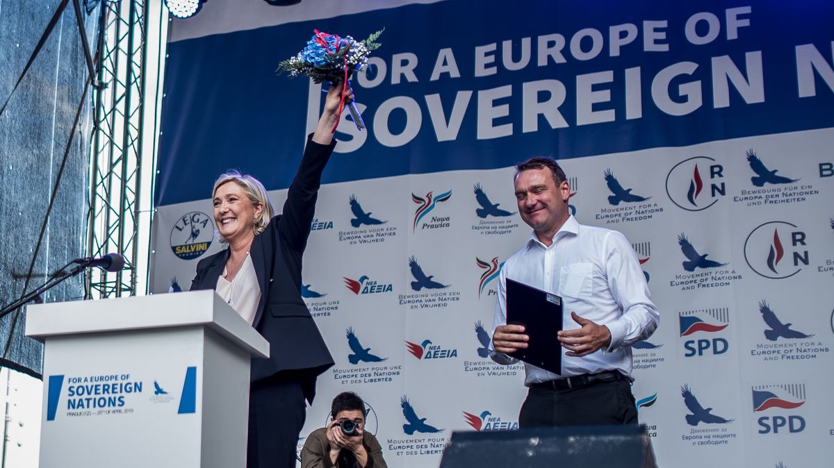 Evropští nacionalisté se šikují za odsouzenou Le Penovou. Přidal se i Kreml