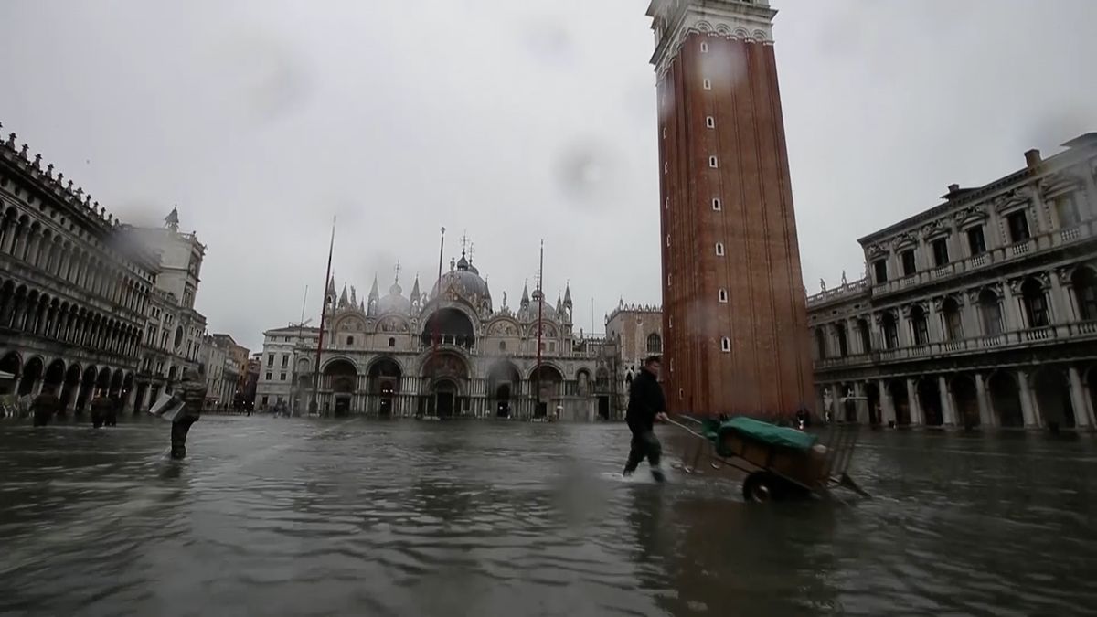 Italské Benátky postihly dramatické záplavy. Voda se dostala i do nejslavnější památky