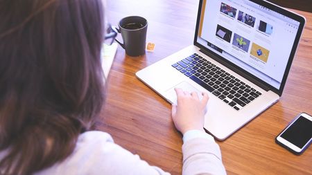 Stejná práce, až čtyřikrát nižší daň. Část ekonomů navrhuje vyšší sazby pro „ičaře“
