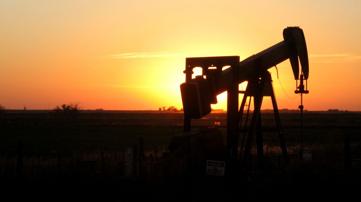 Osm producentů ropy z OPEC+ se dohodlo na dalším navýšení těžby od června
