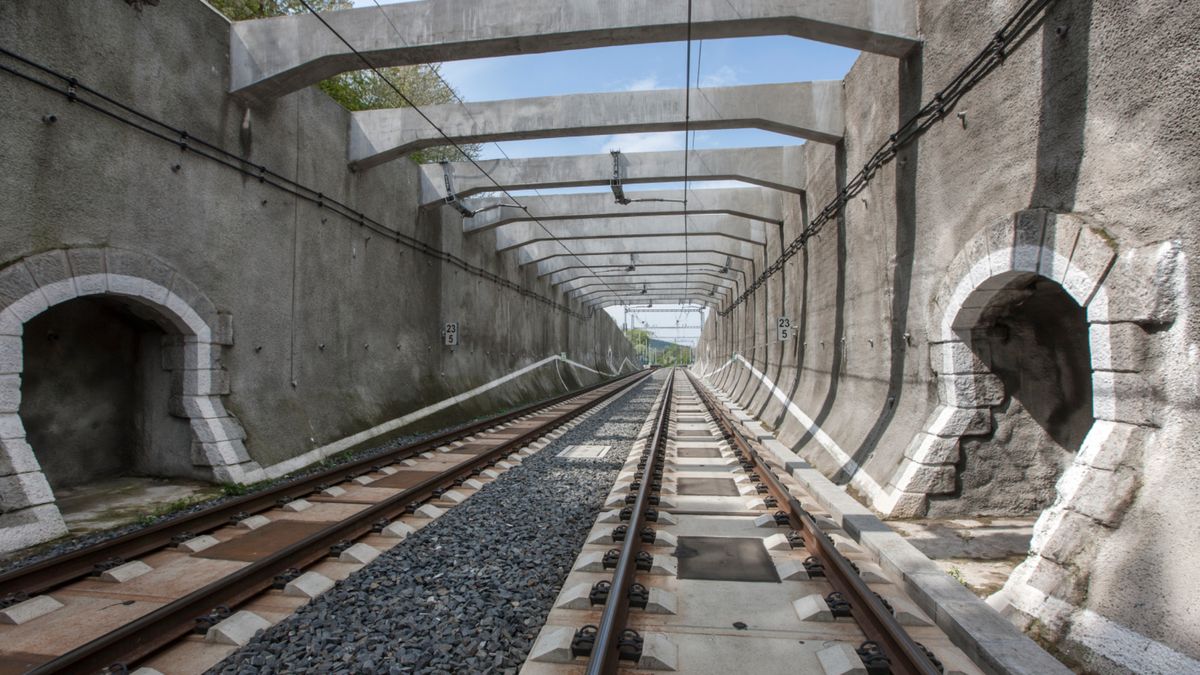 Tanec miliard na železnici. Ministr slibuje zásah