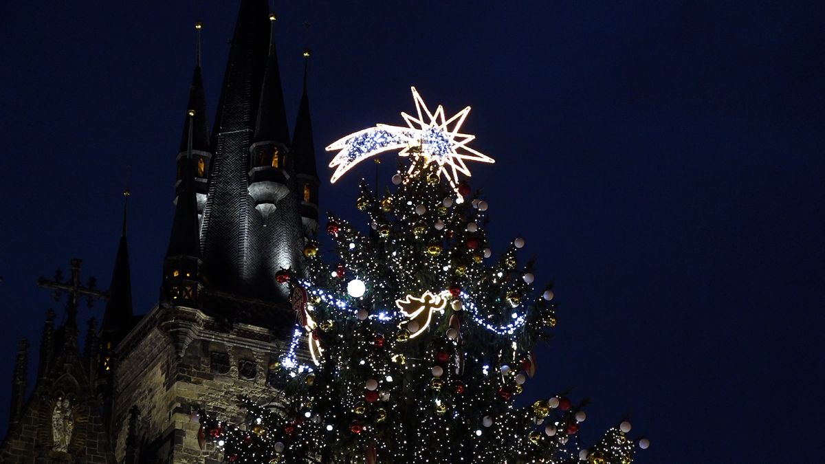 Video: Staroměstské náměstí v Praze rozzářil vánoční strom