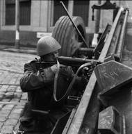 Bojovník na barikádě z podvozku německých děl vyvezených z továrny Tatra (Ringhoferovy závody) v Praze na Smíchově během Pražského povstání v květnu 1945.