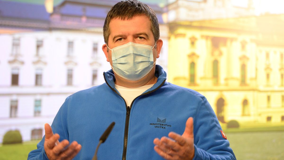 Problém celé Evropy, reaguje Hamáček na netěsnící masky z Číny