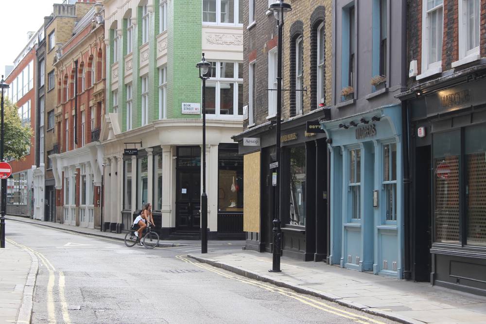 Obyvatelé Británie zažívají už osmý týden restrikcí. Původní plán ministerského předsedy Borise Johnsona nechat populaci promořit padl poté, co nemocnice přestaly zvládat počty nakažených. Snímek z jindy rušné Lexington Street z 8. května 2020.