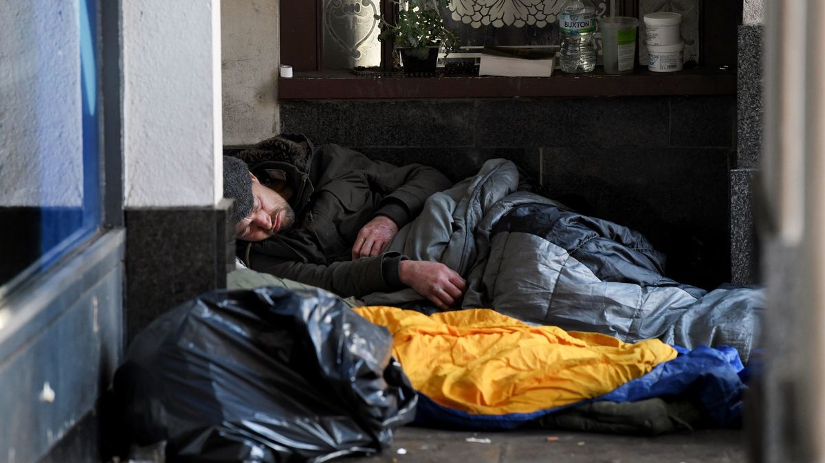 Británie našla řešení. Bezdomovce ubytují hotely i prázdné kanceláře