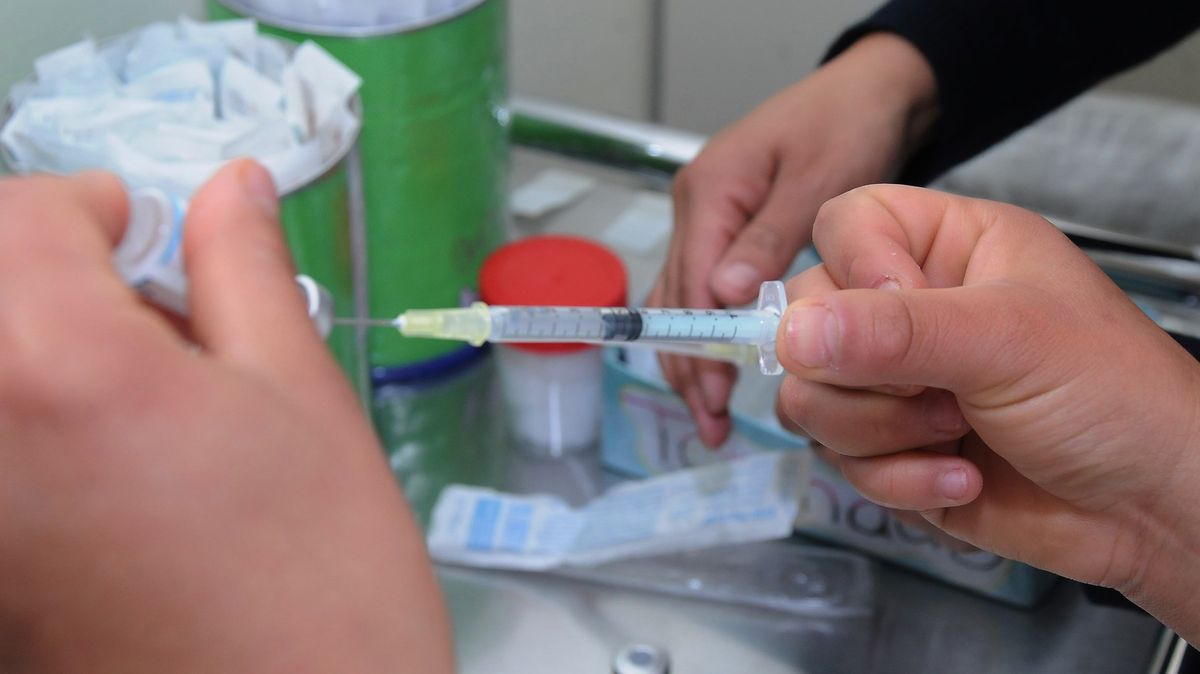 Kdo dostane vakcínu proti koronaviru? V zákulisí zuří boj