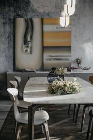 Hodnota jídelního stolu v obývací části bytu přesahuje čtvrt milionu korun.