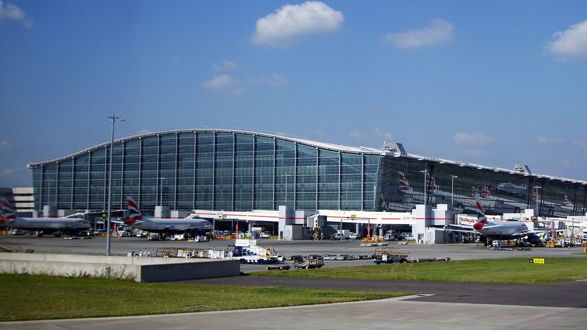 Zavření Heathrow dopadne i na Čechy. Prodejci letenek už připravují kompenzace