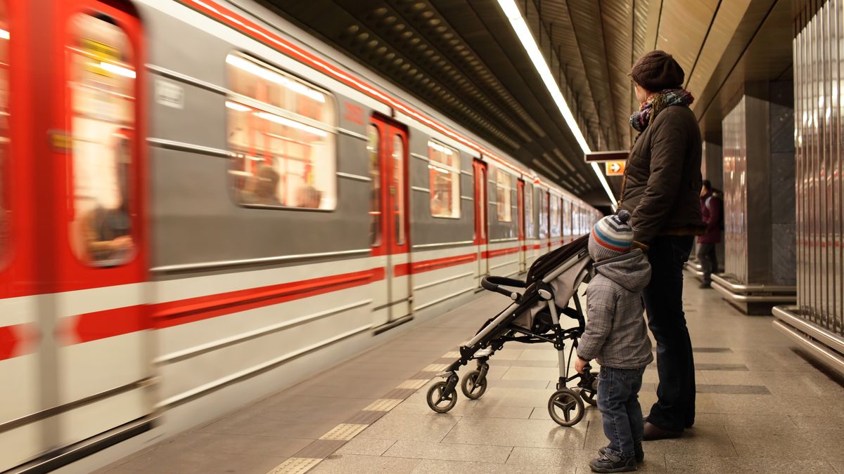 Cestující mohou po opravě znovu využívat stanici metra A Jiřího z Poděbrad