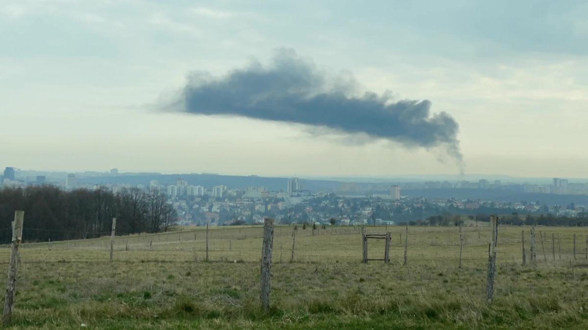 V Praze hoří panelový dům, kouř je vidět na míle daleko