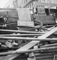 Ani v nejtěžších chvílích neztratili obránci barikád humor. Obraz " vůdce" v bedně na odpadky s dvojjazyčným nápisem " Papír, hadry, odpadky".