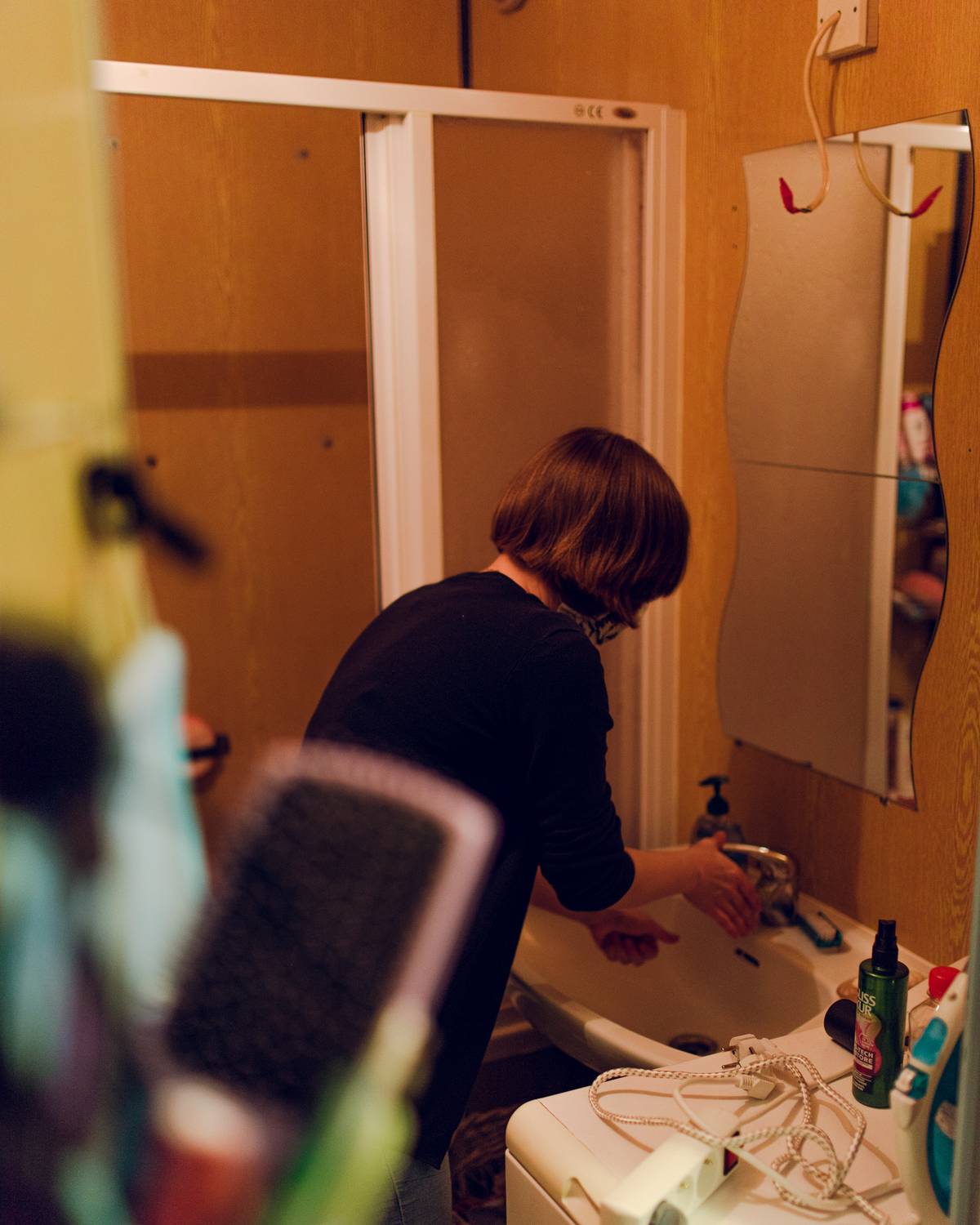 Už tak mizerný rozpočet nevystačí ani na opravy vybavení domácnosti. Třeba na opravu toalety nebo pračky, které kvůli rzi v podstatě zmizela už třetina zavíracího víka.