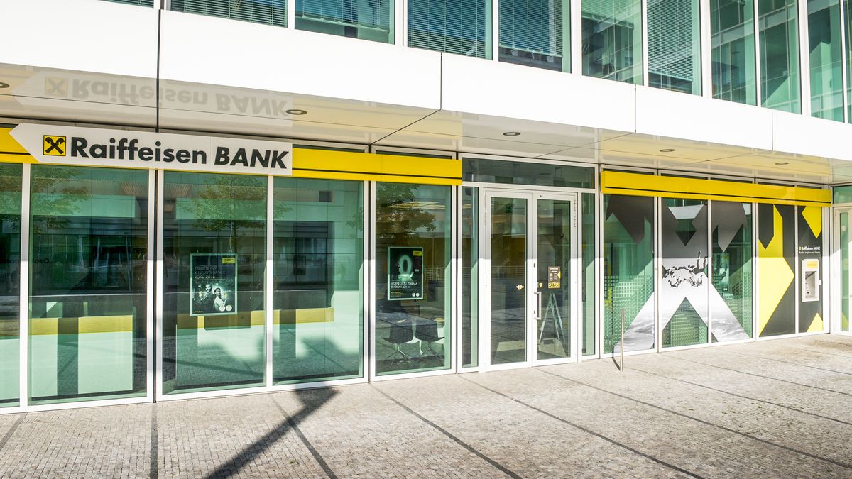 Raiffeisenbank loni vydělala o čtvrtinu méně než rok předtím