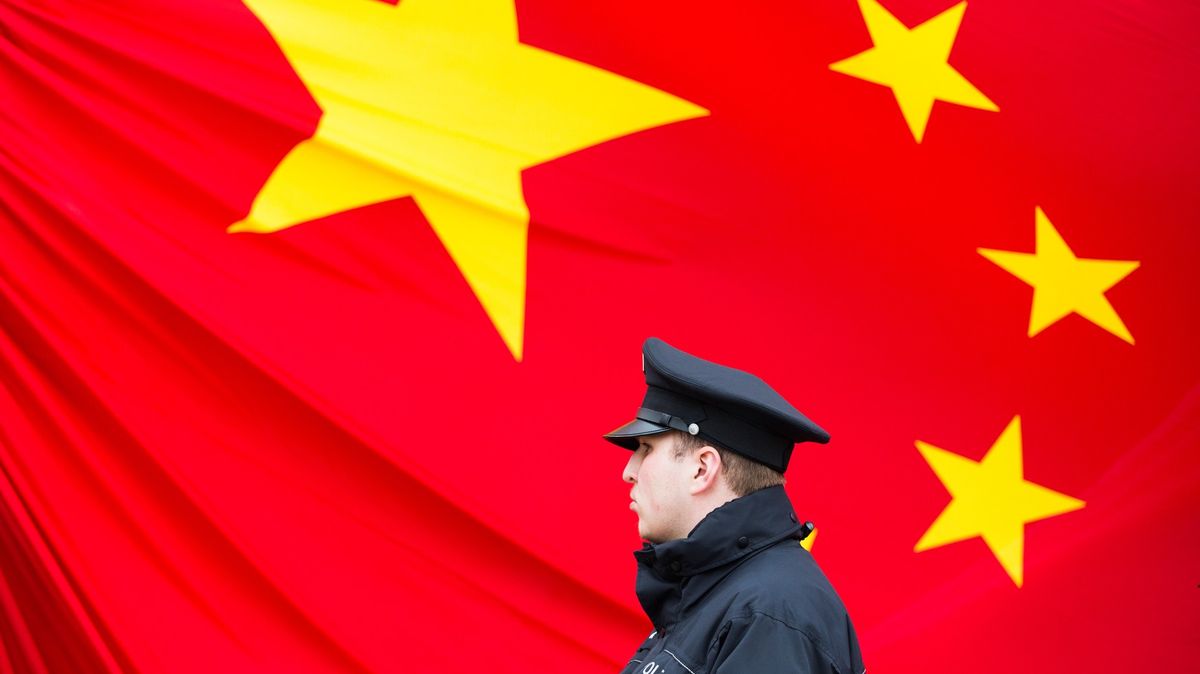 Číňané v Česku zaútočili na ženu s tibetskou vlajkou. Unikli bez trestu