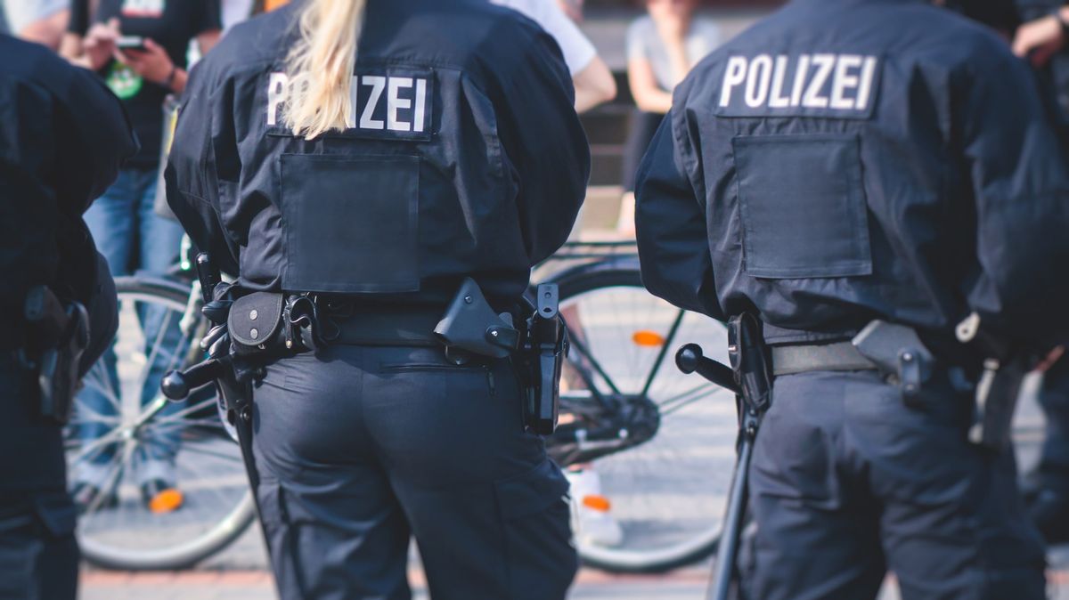 Německá policie postřelila muže, který v Hamburku útočil na fanoušky