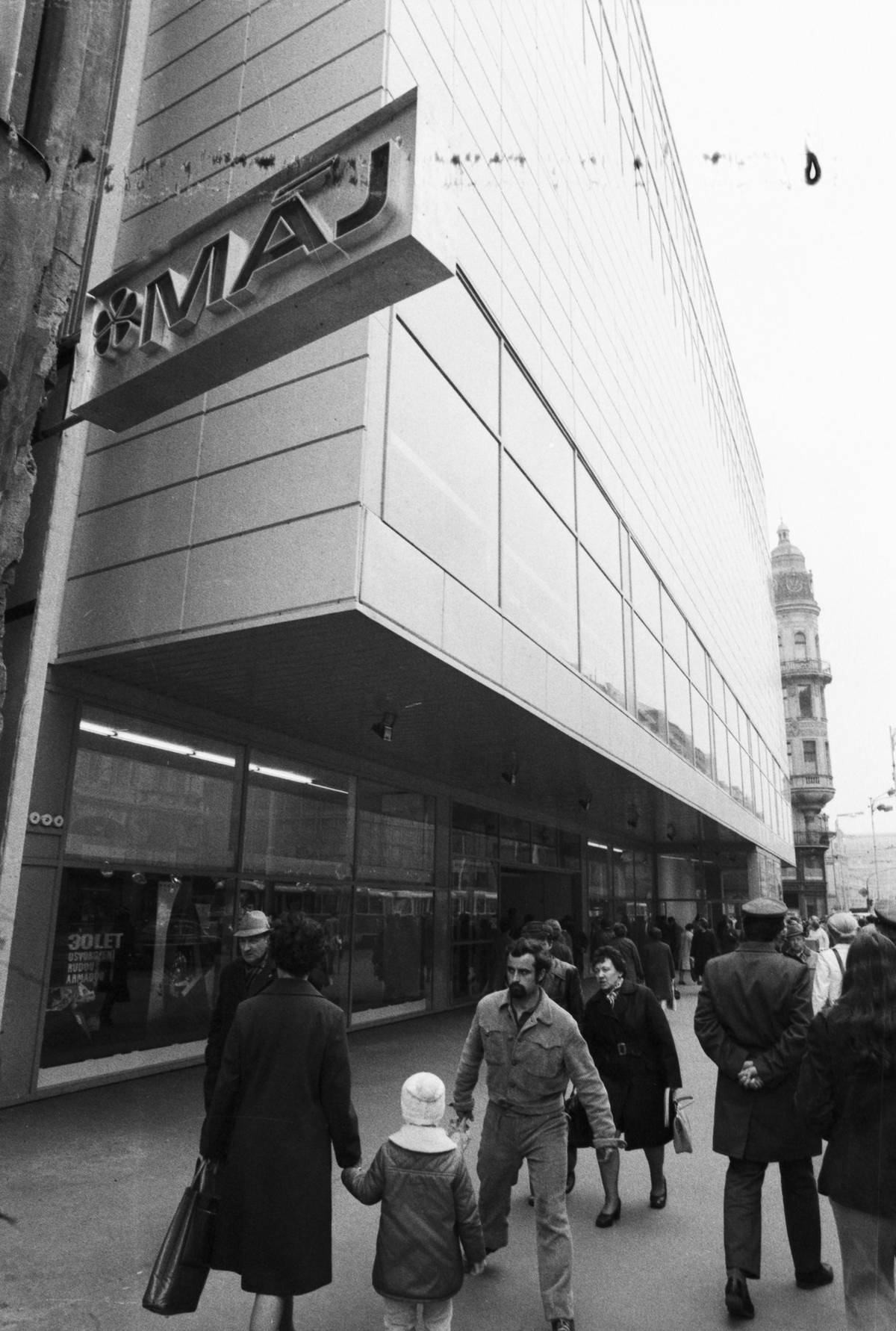 Duben 1975. Nový obchodní dům Máj na Národní třídě v Praze navštěvují první zákazníci. Co do podoby měla budova ohlas i v zahraničních architektonických časopisech.