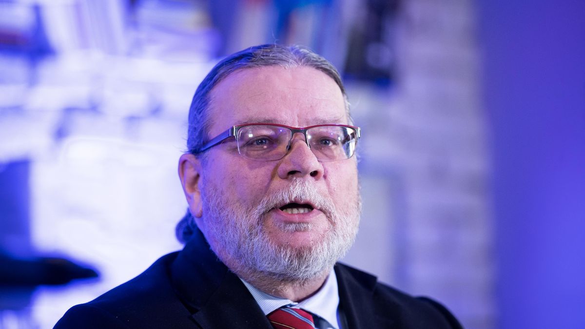 Babiš už nechce posílat zbraně na Ukrajinu. Je to trestuhodné, míní Vondra