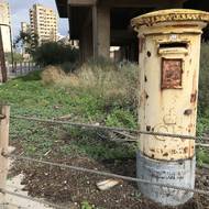 „Některé pozemky patří dokonce Britům, kteří měli Varošu jako kolonii až do roku 1960,“ říká taxikář Mikail Tumurlenk, který mě dovezl z Nikósie (hlavní město Kypru) na prohlídku Varoši. Na obrázku je poštovní schránka s iniciály GR (George Royal) odkazující na vládu britského krále Jiřího.