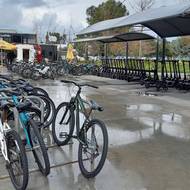 Nebo si pronajmout kolo, koloběžku či menší vozítko a vyrazit do opuštěné čtvrti na vlastní pěst.