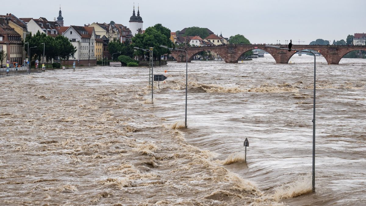 Fotky rozsáhlých záplav na jihu Německa. Některá místa hlásí stoletou vodu
