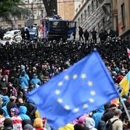 Gruzínský premiér Irakli Kobachidze v neděli prohlásil, že vláda hodlá zákon prosadit i přes odpor řady lidí, a pohrozil jim stíháním, pokud se uchýlí k násilí.