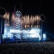 Koncerty Rammstein tradičně doprovází efektní a pompézní pódiová show.