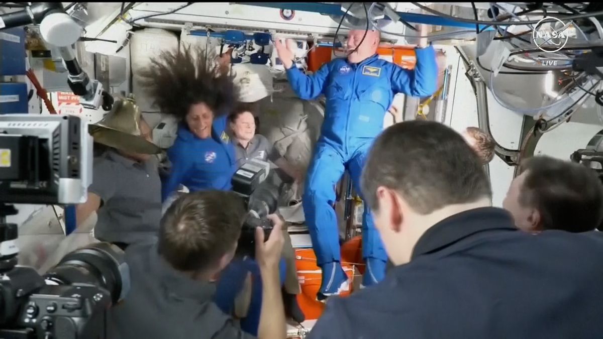 Video: Vstup astronautů z lodi Boeingu na ISS provázely problémy s únikem helia
