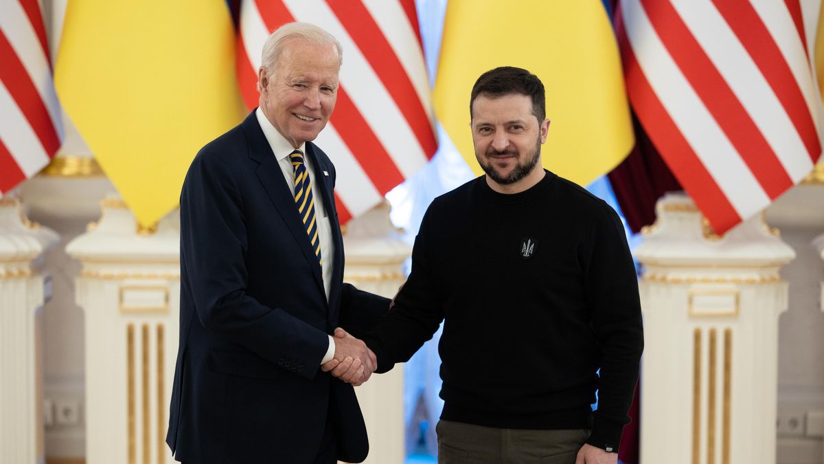 Vojenská pomoc z amerického balíku je na Ukrajině, potvrdil Bílý dům