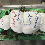 Oficiální média zveřejnila fotografii ostatků Ebrahíma Raísího zabalené do pohřebního rubáše.