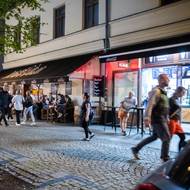 Pátek, 22. hodina, Stodolní ulice je spíše prázdná.