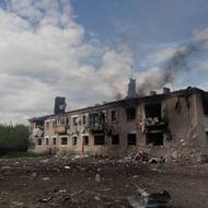 Agresoři zároveň pokračují v ostřelování cílů pohraničních regionů. Na snímku poškozená budova ve Vovčansku, což je město asi pět kilometrů od hranic.