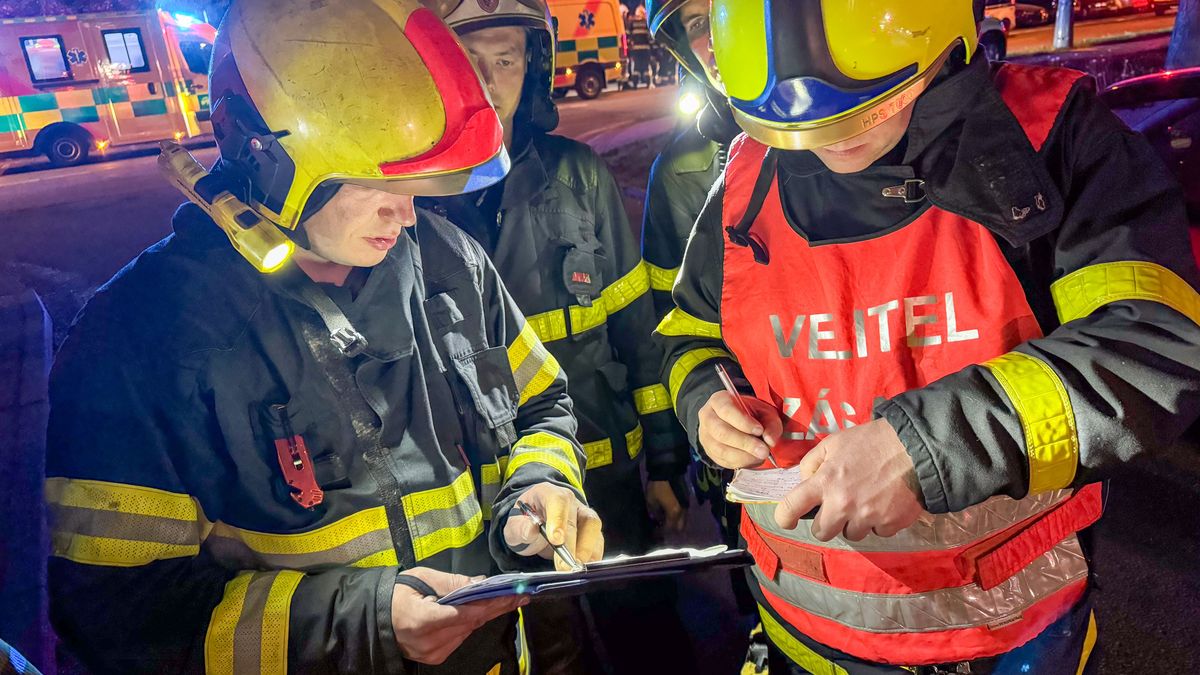 Hasiči vyhlásili nejvyšší stupeň poplachu kvůli požáru skládky odpadu