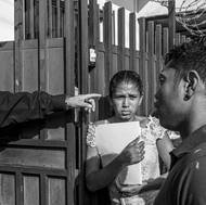 Na snímku čekají žadatelé o azyl před branami Mexické komise pro pomoc uprchlíkům (COMAR) na slyšení, v němž žádají o udělí humanitárních víz k pobytu v Mexiku či k cestě přes celou zemi do Spojených států. COMAR byl obviněn z korupce a zdržování schvalování humanitárních víz. Tapachula, Mexiko, 18. června 2019.