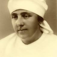 Marie Moravcová. Spolu s manželem Aloisem a synem Vlastimilem zásobovala parašutisty potravinami a vším nezbytným. Moravcovi stejně jako Zelenkovi patřili k nejdůležitějším a nejobětavějším spolupracovníkům parašutistů. Zejména bez těchto odbojářů by byla příprava útoku na Heydricha nemyslitelná. Marie Moravcová se vyhnula zatčení požitím prudkého jedu. Manžel Alois se synem Vlastimilem zavražděni v Mauthausenu. 